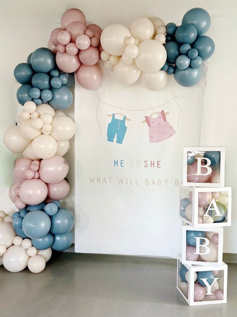 Gender reveal party planning Budapest - pink and blue balloon decoration with surprise celebration setup
